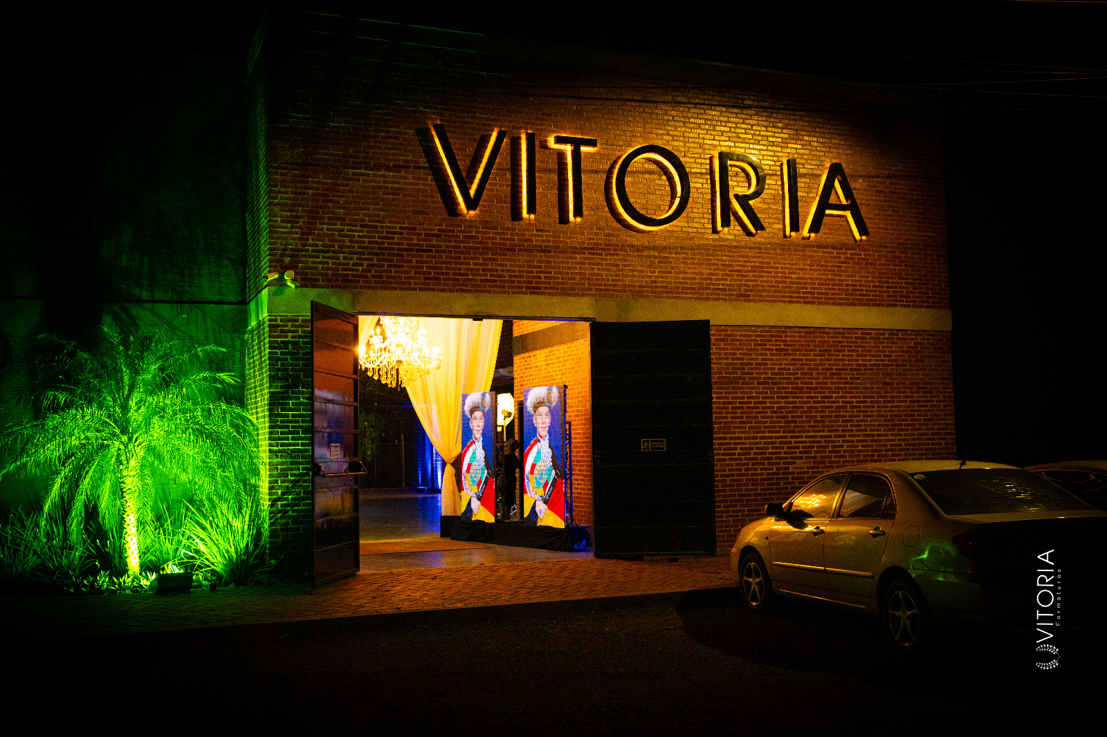 Baile de formatura com iluminação cênica